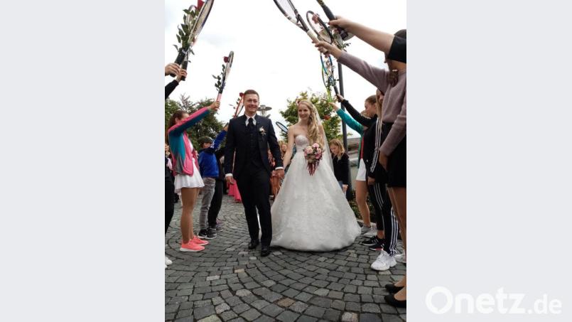 Für Michael und Larissa Sollfrank bildeten die Sportkameraden ein Spalier. Bild: ak