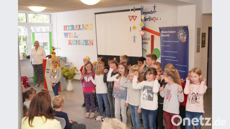 Die Waldthurner Schulkinder der 3. Klasse sangen das Lied vom Schulbusgockel Fridolin Bild: fvo