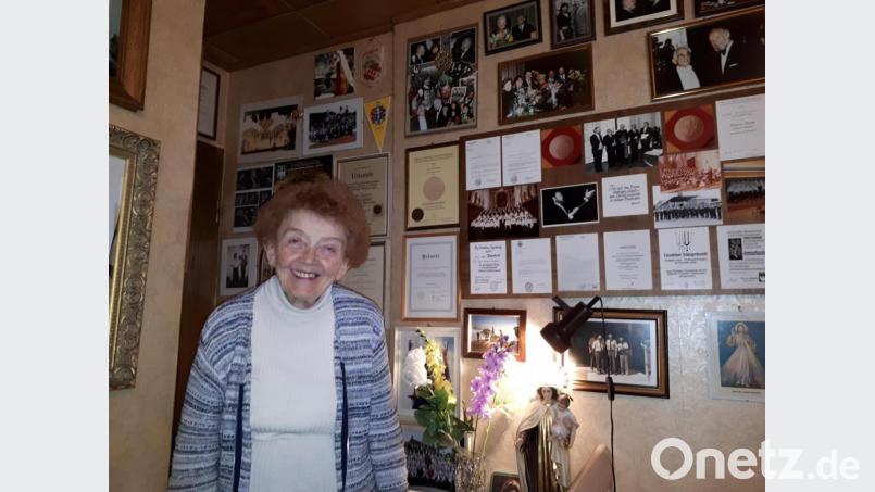 Annemarie Zimmert in ihrer Wohnung vor Bildern und Urkunden, die an die musikalischen Höhepunkte und Ereignisse an der Seite ihres Mannes Anton Zimmert erinnern. Wenige Jahre vor der Erhebung der Pfarrkirche zur Basilika hatte der damalige Stadtpfarrer Martin Rohrmeier den Kirchenmusiker nach Waldsassen geholt. Bild: pz