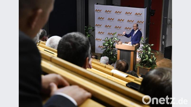 Aufmerksame Zuhörer. Zum Treffen der Energie-Netzwerke schaute auch Finanzminister Albert Füracker an der Ostbayerischen Technischen Hochschule vorbei. Aus reinem Interesse übrigens, wie er betonte. Bild: Petra Hartl