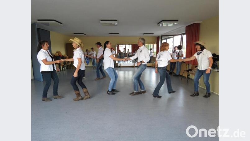 Auf geht's zum flotten Rock'n'Roll. Zugegeben, bei diesem Tanz machten nicht mehr alle anwesenden Linedancer mit. Bild: ubb