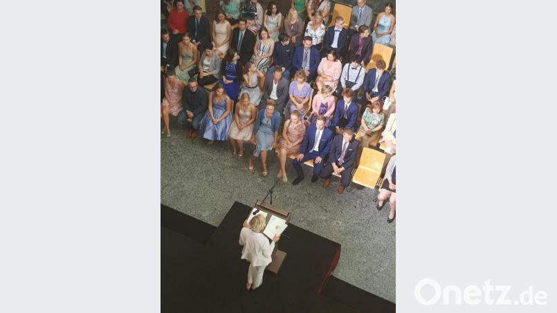 Inmitten der Komparsen sitzen Heike Makatsch und Til Schweiger im Nabburger Gymnasium. Dort hat ein Filmteam mehrere Stunden für „Gott, du kannst ein Arsch sein“ (ab Herbst 2020 im Kino) gedreht. Bild: exb