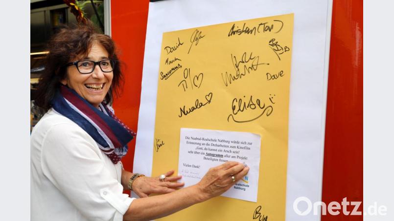 Hannelore Reil-Heining, Rektorin der Realschule Nabburg, ist stolz, dass die Filmcrew um Til Schweiger und Heike Makatsch in ihrer Schule eine Szene drehte. Zur Erinnerung ließ sie die Schauspieler und die Filmcrew auf einem Plakat unterschreiben. Bild: Gerhard Götz
