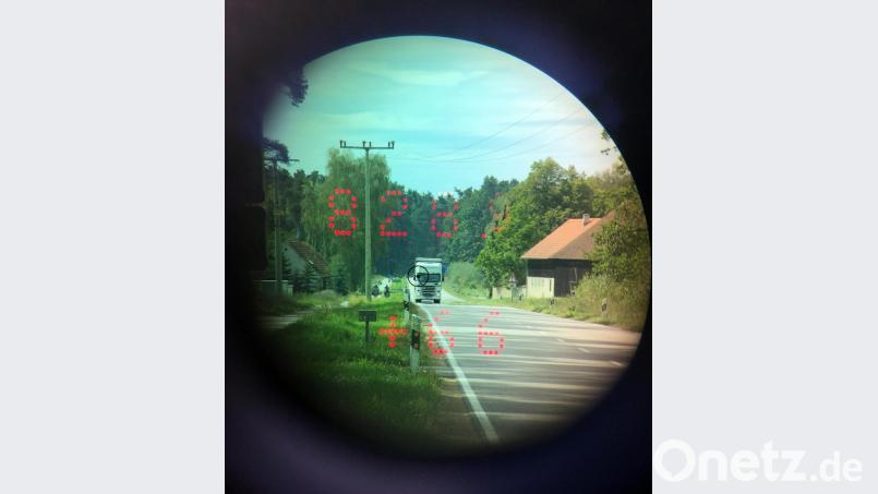 Beamte sahen am Donnerstag in der Nähe der Oder-Kreuzung ganz genau hin, wie schnell die Lastwagenfahrer unterwegs waren und ob die Ladung richtig gesichert war. Bild: Götz