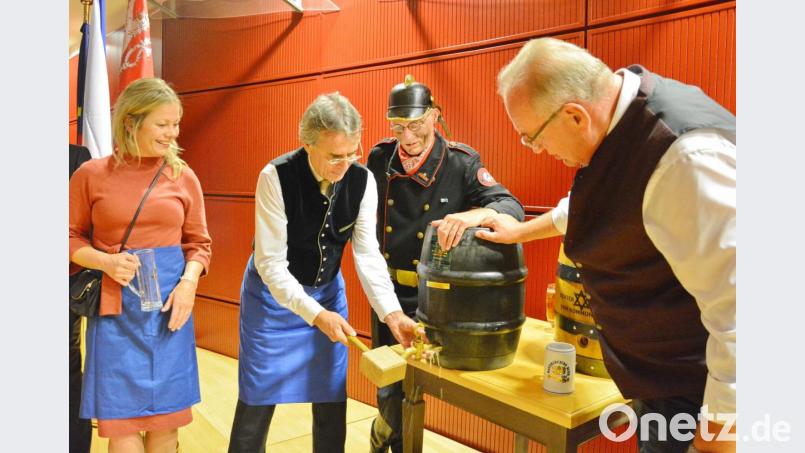 &quot;O’zapft is‘&quot; mit Regierungspräsident Axel Bartelt (von links), Norbert Neugirg und Bezirkstagspräsident Franz Löffler. Bild: Regierung der Oberpfalz /May