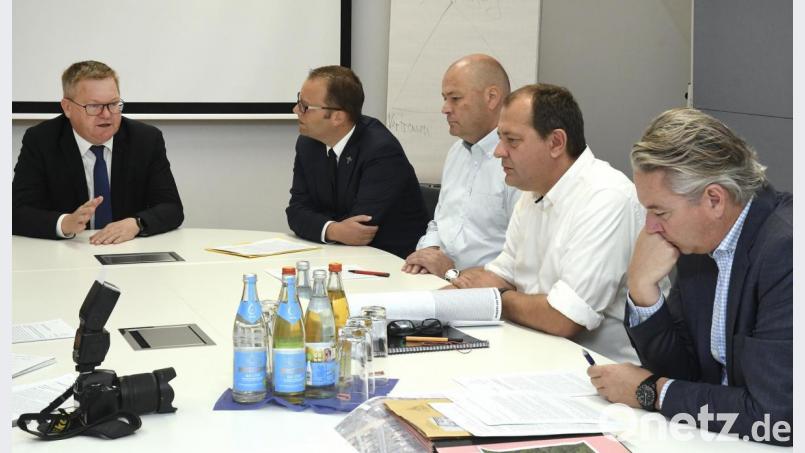 Sie sehen alle Klärungsbedarf in Sachen Bergwirtschaft (von links): Oberbürgermeister Michael Cerny, Pfarrer Thomas Helm (St. Martin), Investor Michael Fellner, Architekt Georg Zunner und Baureferent Markus Kühne. Bild: Petra Hartl