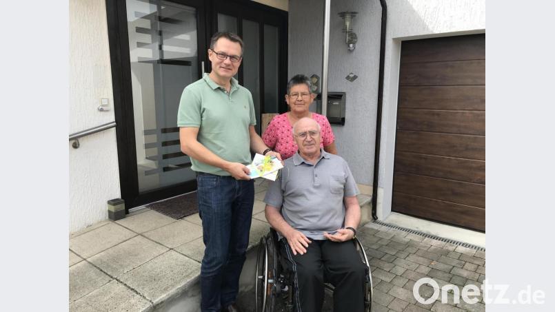 Reisegutscheine hat sich das Ehepaar Hartmann gewünscht, auch wenn inzwischen keine Fernreisen mehr auf dem Programm stehen; mit im Bild Redakteur Uli Piehler. Bild: eig