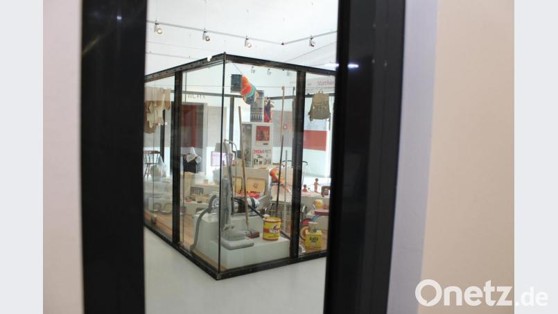 Blick vom Depot ins Schaudepot. Im so genannten Objektarium werden Neuzugänge präsentiert. Bild: m