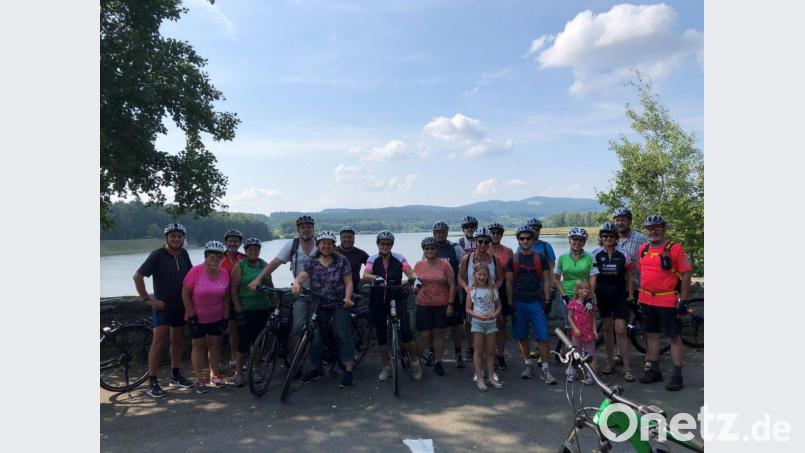 20 Teilnehmer nahmen das Angebot einer E-Bike-Tour an. Die Radlergruppe, zu der auch Bürgermeister Ludwig Prögler (links) gehörte, legte auch am Silbersee einen Zwischenstopp ein. Bild: exb