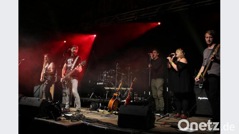 Die "Alex Mukke Band" hatte viel zu bieten, auch andere Musikstile kamen gut bei den Hardrock Fans an. Bild: bej