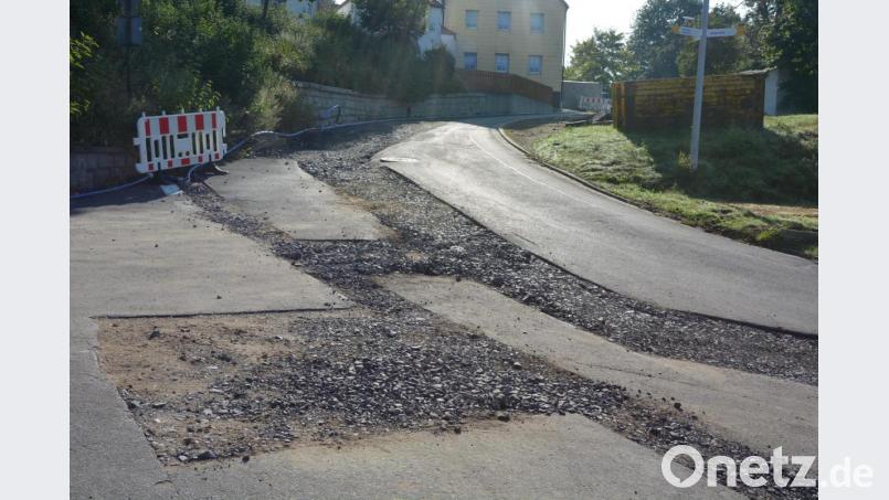 Im Zuge der Wasserleitungs-Bauarbeiten der Stadt Mitterteich entlang der Leonberger Ortsdurchfahrt war festgestellt worden, dass es unterschiedliche Asphalthöhen gibt und zum Teil ein stabiler Unterbau fehlt. Nun soll auf eine Länge von 290 Metern ein Komplettausbau der Straße erfolgen. Bild: jr