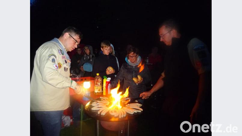 Im Anschluss gab es Bratwurstsemmel für alle. Um den Feuerkorb stand man trotz regnerischem Wetter noch länger zusammen. Bild: wrm