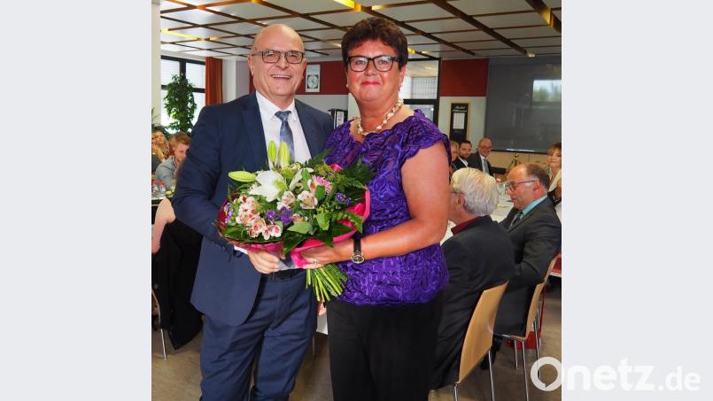Blumen zum Abschied überreicht Pflegedirektor Thomas Baldauf an die scheidende Schulleiterin Beate Mark. Bild: Bühner