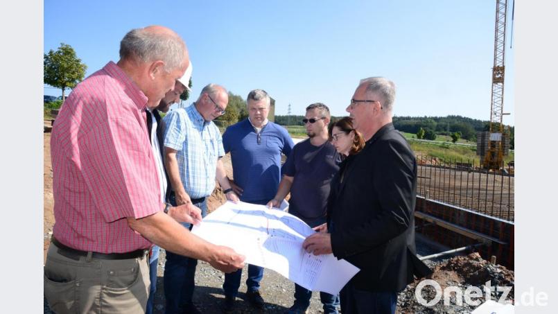 Architekt Stefan Kunnert (rechts) bespricht am Tag vor den Betonierarbeiten mit Bürgermeister Michael Bauer (links) und der Leitung der Baufirma Wagner, Waldmünchen, den Ablauf der Arbeiten. Bild: bey