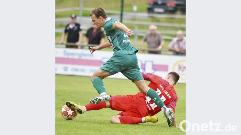 Der Gebenbacher Bastian Freisinger (links) überspringt in dieser Situation den Chamer Stefan Meyer, richtig von der Stelle kommt die DJK in dieser Saison aber noch nicht. Nach neun Spielen hat der Vizemeister zwölf Punkte auf dem Konto. Bild: Hubert Ziegler