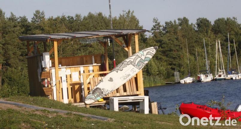 Dieses Holzgebäude ist auf dem Gelände des Surfclubs ohne Genehmigung errichtet worden und muss wohl wieder entfernt werden. Bild: Hirsch