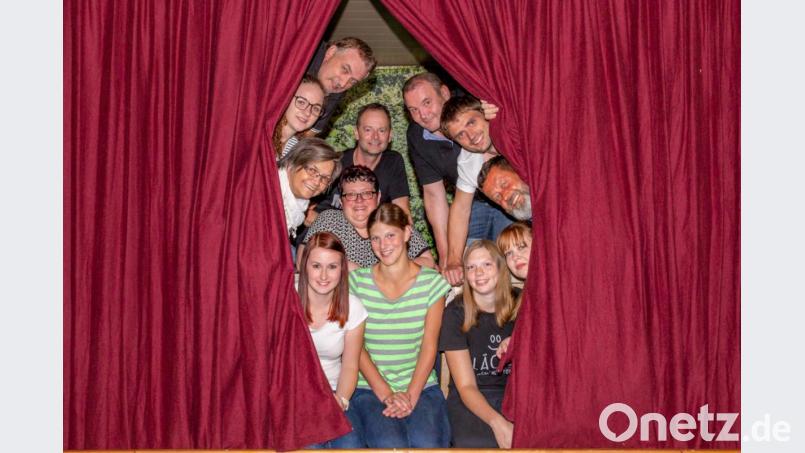 Zu lauter bekannten Gesichtern um Regisseur Josef Kleber (oben) gesellt sich erstmals Thomas Scheck (rechts) aus Vohenstrauß als "Neuer" im Ensemble des Theatervereins "Dorfbühne". Bild: fjo