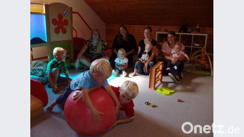 Neue Gesichter beim Hirschauer Zwergerltreff: Die neuen Gruppenleiterinnen Franziska Auer (rechts) und Melanie Dotzler (Zweite von links) treten die Nachfolge von Michaela Meier (links, seit 2007 Leiterin) und Cathi Meindl (Zweite von rechts) an. Seit den Osterferien finden die Treffen nicht mehr im Schulhaus, sondern im Dachgeschoss des katholischen Jugendheims statt. Bild: u