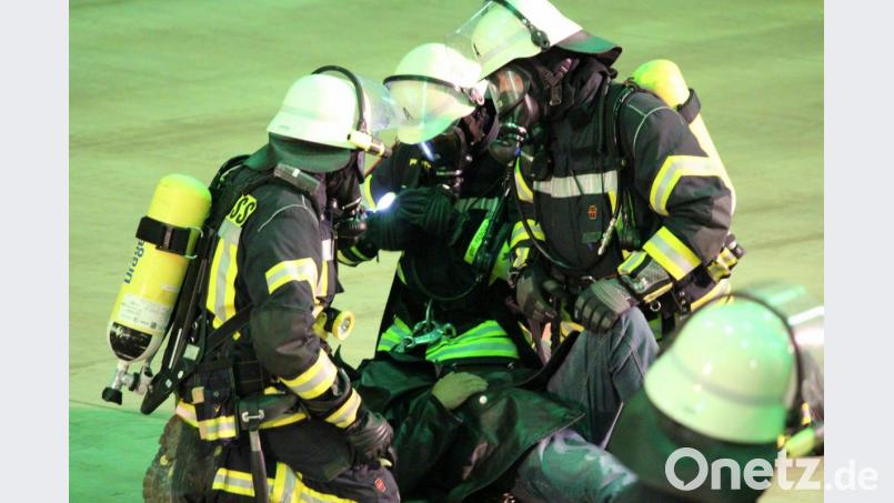 Flosser Feuerwehrleute kümmern sich um den verletzten und benommenen LKW-Fahrer. Bild: exb/Freiwillige Feuerwehr Neustadt an der Waldnaab