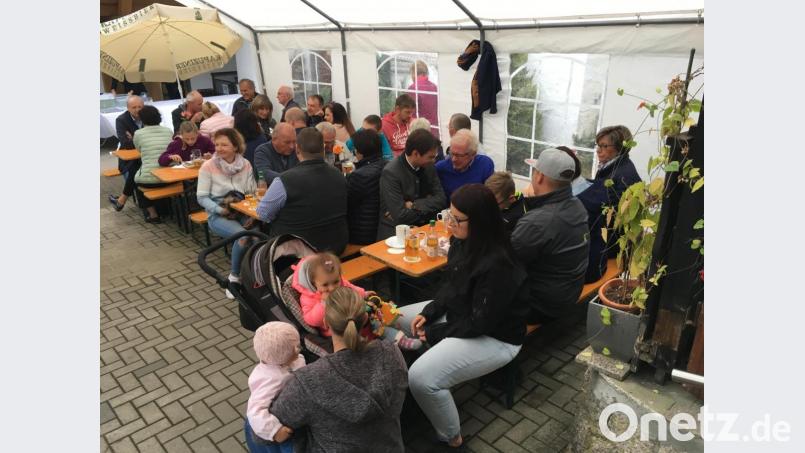 Auch unter Zeltplanen lässt es sich feiern. Bild: cro