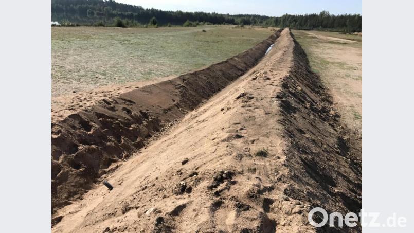 Auch mit Erdwällen wird der Zugang zum See verhindert. Bild: mor