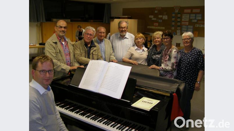 Kirchenmusikdirektor Andreas Sagstetter am Flügel im Musikzimmer der Mittelschule bei der Basilikachor-Probe am Donnerstag, stehend von links Johannes Röttges, Helmut Manske, Karl Riederer, Günther Juba, Rosita Arnold, Maria Achatz, Gertrud Petzold sowie Marianne Manske. Bild: pz