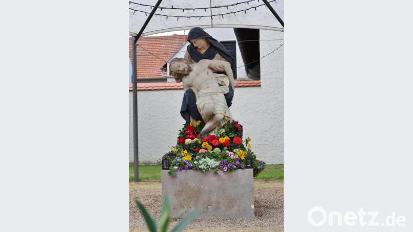 Zwei Nachbarinnen in der Froschau ist es ein Anliegen, dass die Pieta zur Bergfest-Lichterprozession festlich geschmückt ist. Bild: rha