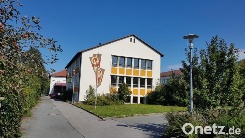 In das alte Grundschulgebäude werden Wohnungen mit sozialverträglichen Mietpreisen eingebaut. Die ersten Gewerke wurden nun vergeben. Bild: gi