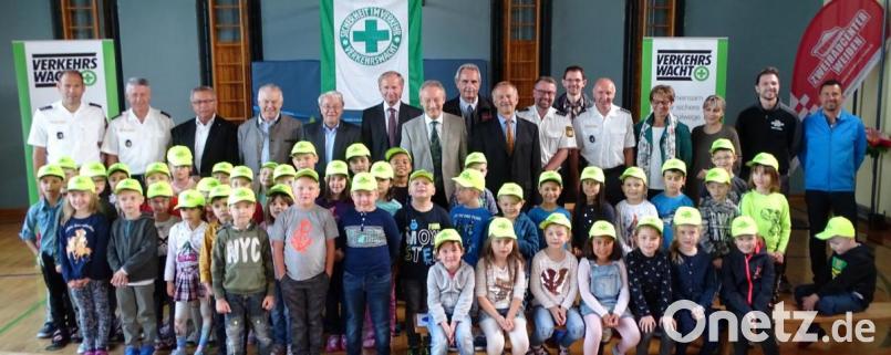 Mit ihren leuchtgelben Caps sind die neuen Abc-Schützen der Albert-Schweitzer-Schule nun unterwegs, um &quot;Sicher zur Schule und wieder nach Hause&quot; zu kommen. Bild: Dobmeier