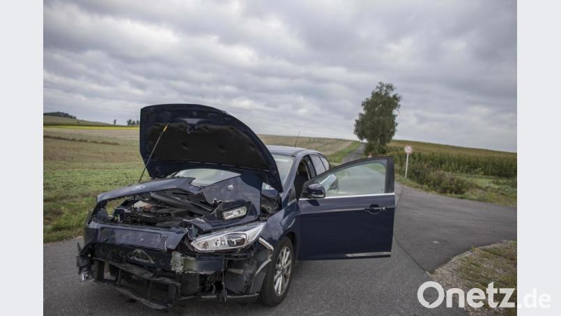 Unfall am Freitagmorgen (13.9.) auf der Umgehungsstraße Bärnau, Richtung Plößberg. Bild: dtr