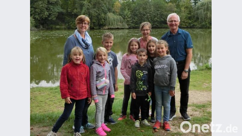 Vorsitzender Roland Maier (rechts) und Vorstandsmitglied Irene Schwinger (hinten, Zweite von rechts) zeichnen die Teilnehmer am Sonnenblumenwettbewerb des Obst- und Gartenbauvereins Hirschau aus. Bild: fg