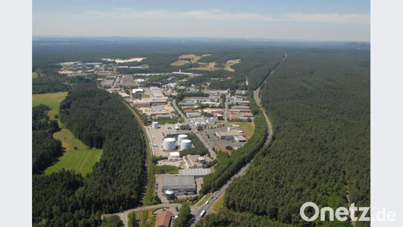 Gegenüber dem Gewerbegebiet West III soll Nummer vier entstehen. 2020 soll der Startschuss erfolgen. Nachdem sich zuletzt die Gegner des Projekts zu Wort meldeten, veröffentlicht die Stadt Stimmen prominenter Befürworter. Bild: Michael Ascherl [Michael Ascherl] (michael.ascherl@oberpfalzmedien.de, mascherl)