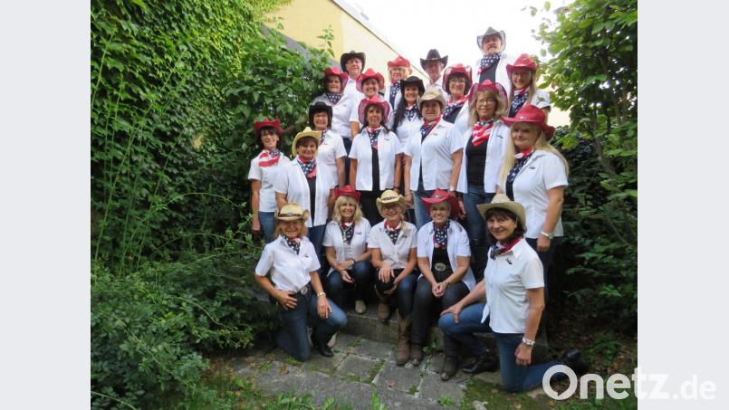 Stolz präsentiert sich die Linedance-Gruppe in ihrem hübschen Outfit. Bild: ubb