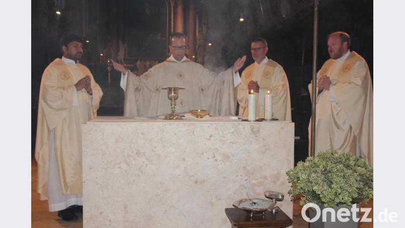 Sie feierten den Festgottesdienst, von links Pater John, Pfarrer Thomas Helm, Stadtpfarrer Dr. Thomas Vogl und Kaplan Markus Hochheimer. Bild: kro