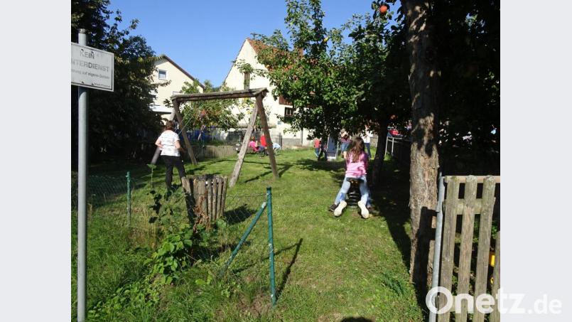 Fröhliches Treiben herrschte auch während der Besichtigung auf dem Spielplatz in Oberweihern. Bild: hm