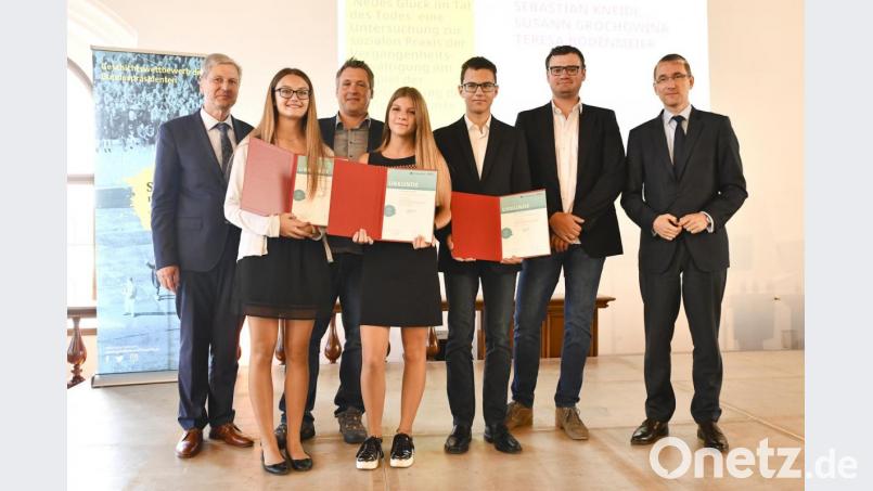 Landessieger Teresa Bodenmeier, Susann Grochowina und Sebastian Kneidl (vorne von links) freuen sich mit ihren Tutoren Jochen Runkel und Christian Obermayer (hinten, zweiter und dritter von links) über die Urkunden, überreicht vom Ministerialdirektor des Kultusministeriums Herbert Püls (hinten links) und dem Vorstandsmitglied der Körber-Stiftung Thomas Paulsen (hinten rechts). Bild: Körber-Stiftung/ Susanne Hesping