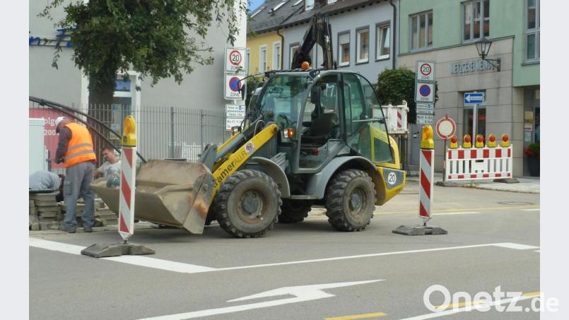 Diese Woche waren die Arbeiter am Eingang zur Bahnhofstraße beschäftigt. Am Rande des Gehsteigs zur Staatsstraße hin wurde ein Schaltschrank für Glasfaserkabel aufgebaut. Bild: Portner