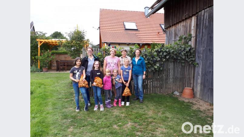 Heidi Süß (Zweite von rechts) stellte ihren Garten für das &quot;Erpflgrom&quot; des Gartenbauvereins zur Verfügung. Die Kinder und auch die Vorstandsmitglieder Stefanie Lacher, Stefanie Schauer und Gertraud Rötzer (von links) hatten viel Spaß bei der Aktion . Bild: bej