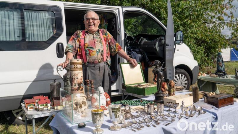 &quot;Lucki&quot; Hofmaier vor seinem Wohnmobil auf dem Weidener Volksfestpkatz. Bild: gld