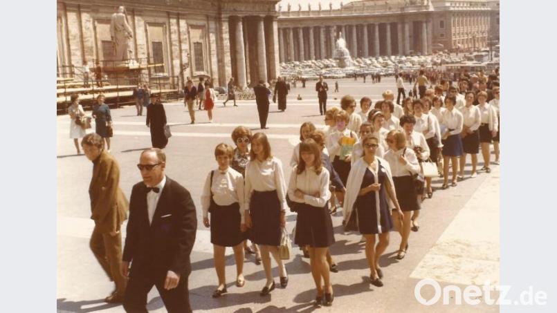 Der Chor aus Waldsassen beim Einzug in den Petersdom. Bild: exb