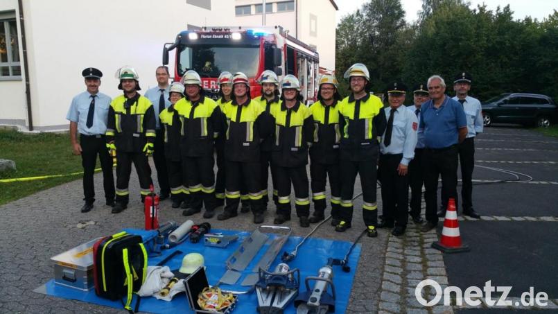 Die Kommandanten Gerhard Horn (von links) und Michael Knott freuten sich über die guten Leistungen ihrer Schützlinge. Bild: soj
