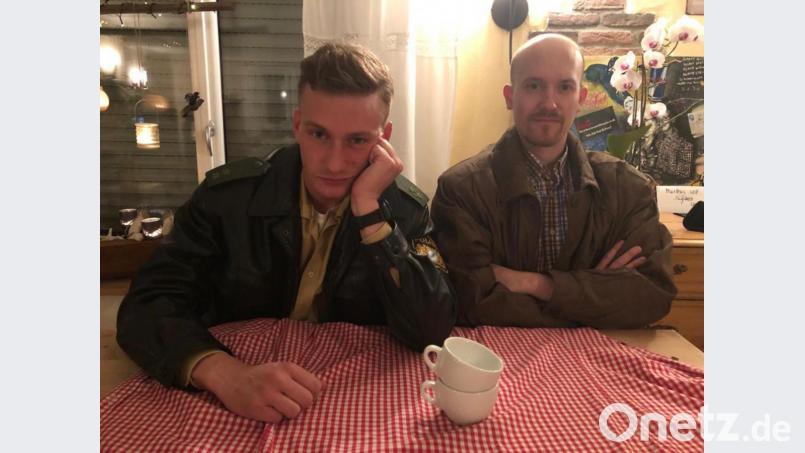 Zum Verwechseln ähnlich: Markus Schmid und Andre Hilburger stellten ein Bild von Franz Eberhofer und Rudi Birkenberger nach. Bild: exb