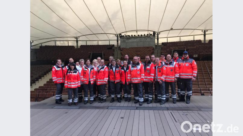 Die ehrenamtlichen Einsatzkräfte aus den Kreisverbänden Bayreuth, Hof, Tirschenreuth und Wunsiedel im BRK beim Helferbriefing kurz vor Spielbeginn bei den Luisenburg Festspielen. Bild: BRK-Kreisverband/exb