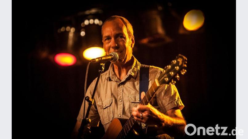 Nach vielen Jahren Pause spielt Chris Cacavas wieder einmal in Weiden. Auf der Akustik-Gitarre präsentiert er Songs von seinen elf Soloalben – vom ersten aus dem Jahr 1987 bis zur letzten Veröffentlichung 2013. Bild: Paul Needham