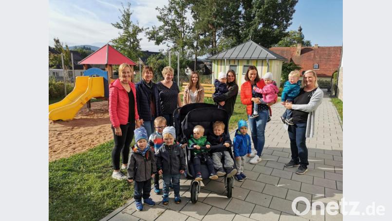 Stefanie Kaiser-Lehner, Nicola Hummer, Kindergartenleiterin Ramona Zangl (von links) und Kathrin Zinkl (Zweite von rechts) und das Team der Kinderkrippe freuen sich über den Kinderwagen. Bild: gz