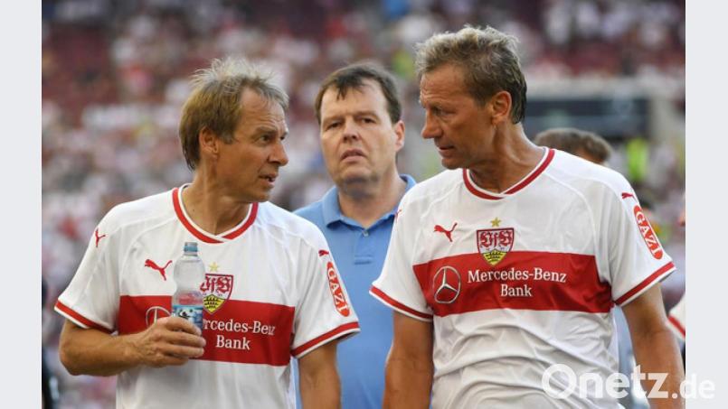 Auch ohne Klinsi als Präsident will der VfB in Regensburg den ersten Auswärtssieg einfahren: Die ehemalige Spieler des VFB, Jürgen Klinsmann (l) und Guido Buchwald unterhalten sich nach einem Legendenspiel. Bild: Marijan Murat/dpa