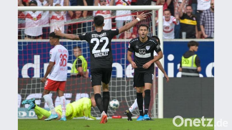 Ausgerechnet der Ex-Regensburger Hamadi Al Ghaddioui (rechts) macht für den VfB den Deckel drauf. Dezent verzichtet er auf den Jubel. Bild: Armin Weigel/dpa