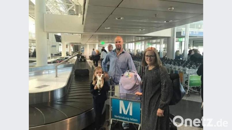 Der Münchener Flughafen am Freitagvormittag: Der für das Legendenspiel aus Finnland angereiste Johnny Bärlund landet in Deutschland. An seiner Seite: Emma und Anna Hirvonen, die Tochter und Frau des ehemaligen ERSC-Torhüters Martti Hirvonen, der am Samstag in der Eishalle ebenfalls aufläuft. Bild: Martti Hirvonen