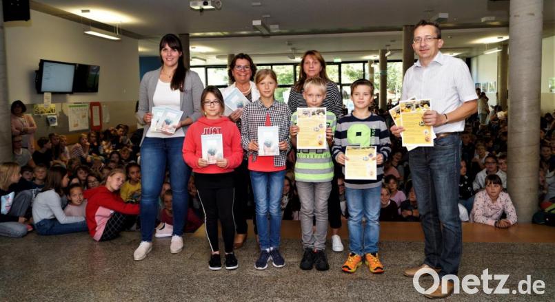 Kreisjugendring-Geschäftsführer Martin Neumann, Konrektorin Martina Fels, Realschulrektorin Irene Sebald und Anna Schätzler (von rechts) von &quot;Neustadt lebt Demokratie&quot; verteilen Vokabelhefte und das neue Programm des Kreisjugendrings. Bild: arw