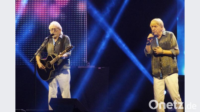 Die Brüder Karl-Heinz Ulrich und Bernd (von links) haben es immer noch drauf und begeistern 900 Zuhörer in der Max-Reger-Halle. Bild: arw